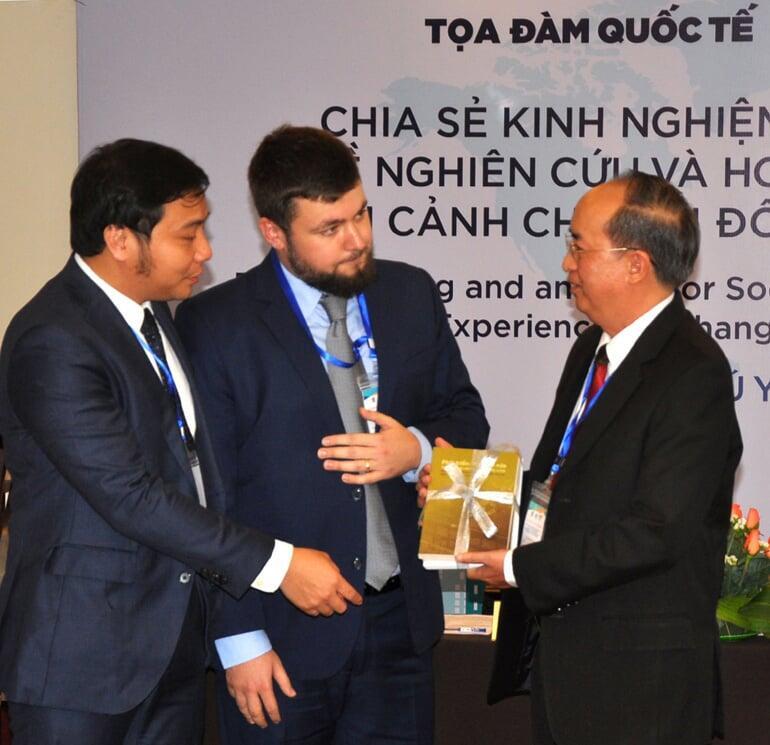 Tọa đàm quốc tế “Chia sẻ kinh nghiệm giữa Việt Nam và Cộng hòa Liên bang Đức về nghiên cứu và hoạch định chính sách trong bối cảnh chuyển đổi kinh tế, sinh thái và xã hội”